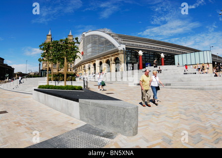 Die neu entwickelte Plateau vor der Klasse II aufgeführten Gebäude von Lime Street Railway Station - das Tor nach Liverpool. Stockfoto