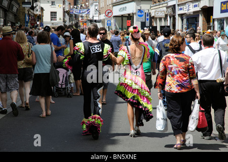 Winchester Hat Fair Straßenkünstlern zu Fuß mit den Massen High Street Winchester Hampshire UK Stockfoto