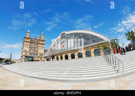 Die neu entwickelte Plateau vor der Klasse II aufgeführten Gebäude von Lime Street Railway Station - das Tor nach Liverpool. Stockfoto