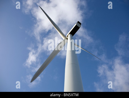 Ein Wind Turbine Klinge gegen eine Wolke und blauer Himmel. Stockfoto