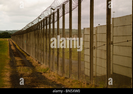 Äußere Zaun von einem Hochsicherheitsgefängnis gekrönt mit Stacheldraht Stockfoto