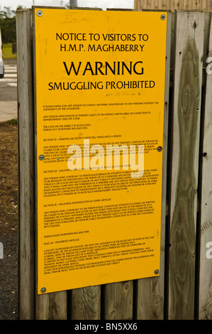 Warnschild außerhalb HMP Maghaberry-Gefängnis. Stockfoto