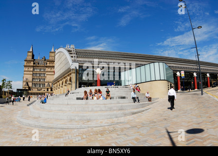 Die neu entwickelte Plateau vor der Klasse II aufgeführten Gebäude von Lime Street Railway Station - das Tor nach Liverpool. Stockfoto