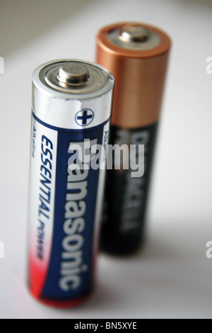 Eine Duracell Plus AA-Batterie und ein Panasonic AA-Batterie-Produktbild. Stockfoto