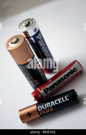 Eine Auswahl der Marken von Panasonic Essentials und Duracell Plus AA und AAA Batterien. Stockfoto