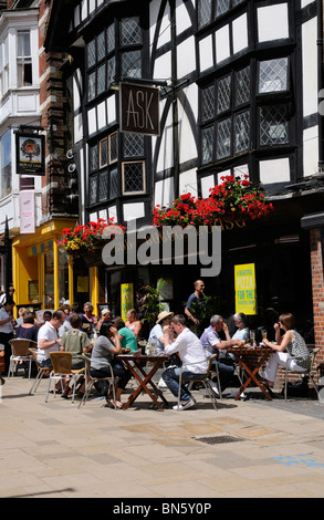 Fragen Sie, Restaurant American Diner, Essen und trinken an Tischen auf dem Bürgersteig High Street Winchester Hampshire UK Stockfoto