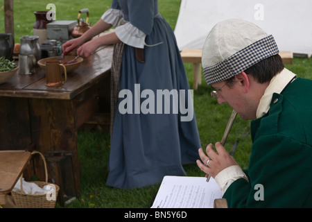 Tulip Time Festival Dutch Holland Michigan in den USA Eine Niederländerin, die eine Mahlzeit zubereitete, und ein Mann, der in traditionellen Trachten hochauflösende Musiker war Stockfoto