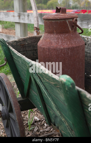 Tulip Time Festival Dutch Holland Michigan in den USA mit Tulpenfeld ein alter Holzwagen mit rostigem Metallmilchbehälter niemand vertikal hochauflösende Stockfoto