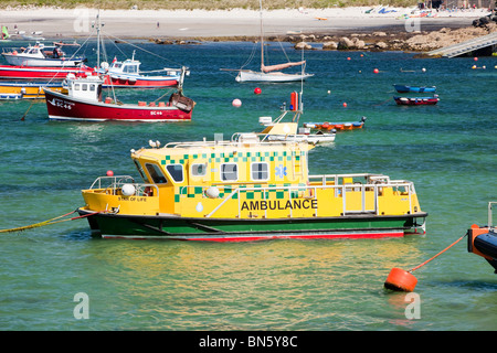 Eine Krankenwagen Boot vertäut im Hafen von Hugh Town auf St Mary's, Isles of Scilly, UK. Stockfoto