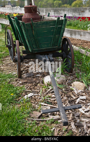 Holland Michigan MI der alte Holzwagen mit rostigen Metallbehältern Bilder hochauflösendes vertikales Hintergrundformat in den USA in hoher Auflösung Stockfoto