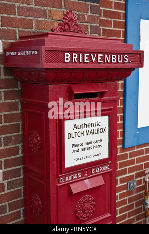 Tulip Time Festival Dutch Holland Michigan in den USA authentischer roter holländischer Briefkasten im Freien niemand Hi-res Stockfoto