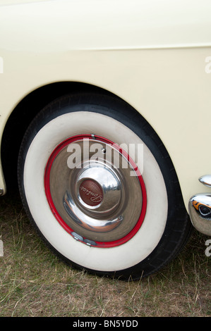 Ein Rad auf der Vorderseite eine 1949 Pontiac Limousine bei einer amerikanischen Auto-Show in Tatton Park, Cheshire. Stockfoto