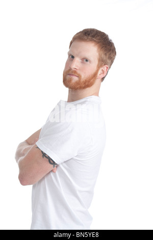 Schweren roten dunkelhaarigen Mann mit Bart im Studio mit verschränkten Armen Stockfoto