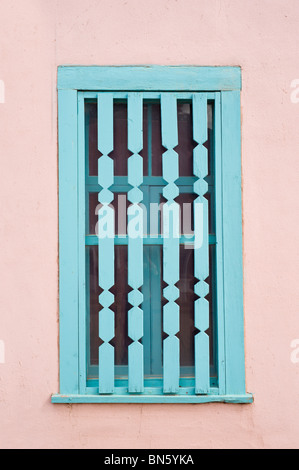 Lackiert in traditionellen blau Böse in Schach zu halten, ist dieses alte Fenster ein Adobe-Wand eingelassen in Tularosa, New Mexico gefunden. Stockfoto