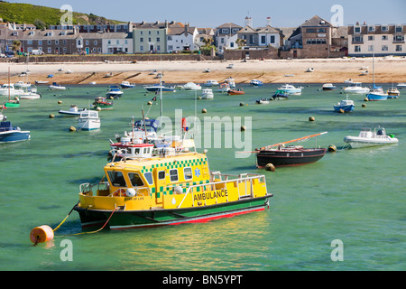 Eine Krankenwagen Boot vertäut im Hafen von Hugh Town auf St Mary's, Isles of Scilly, UK. Stockfoto