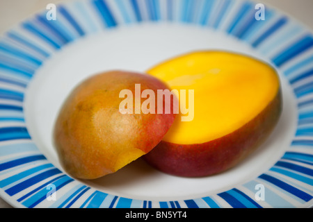 Geschnittene Mango auf Platte Stockfoto