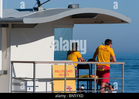 RNLI Rettungsschwimmer im Einsatz in Bournemouth Beach Stockfoto