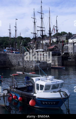 Angelboot/Fischerboot und Großsegler im Hafen von Charlestown. Cornwall. UK Stockfoto