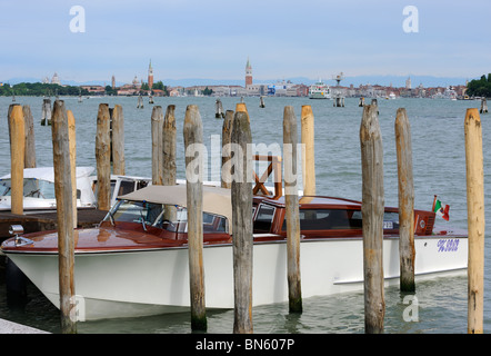 Motorboote, festgemacht an der Riviera Santa Maria Elisabetta am Lido von Venedig Stockfoto