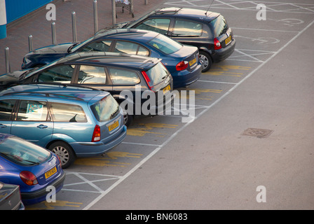 Mutter & Baby Räume an einem Retail Park Parkplatz Stockfoto