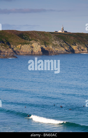 Surfer Reiten Wellen bei Baie des Trepasses (Dead Men es Bay), Pointe du Raz, Kap Sizun, Finistere Region, Bretagne, Frankreich Stockfoto