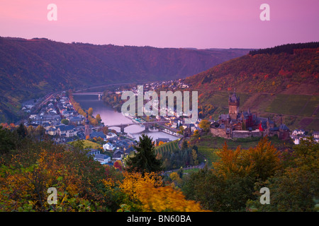 Cochem Castle beleuchtet in der Abenddämmerung, Cochem, Rheinland / Moseltal, Deutschland Stockfoto