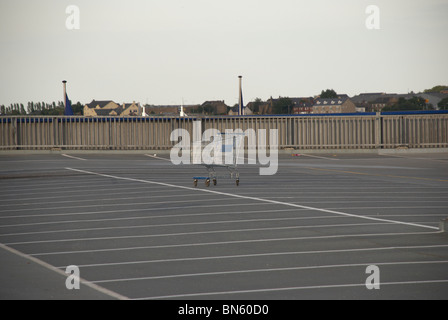 Wagen in einen leeren IKEA-Parkplatz. Stockfoto