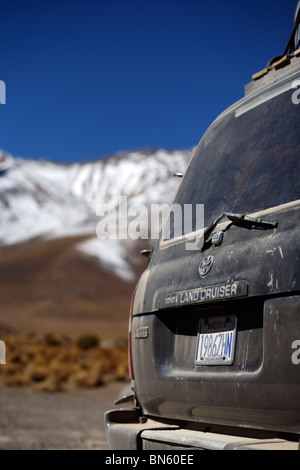 Ein 4WD Toyota Landcruiser Jeep durchquert die Wüste südlichen Altiplano in Bolivien Stockfoto