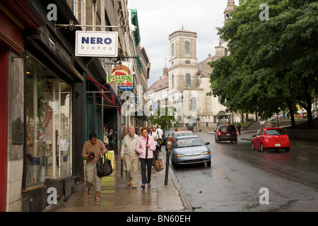 Quebec Straße an einem regnerischen Tag. Kathedrale Notre-Dame de Québec im Hintergrund. Stockfoto