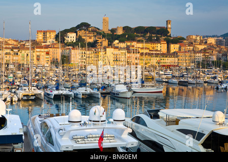 Sonnenaufgang über dem Vieux Port (Alter Hafen) und Altstadt Le Suquet, Cannes, Côte d ' Azur, Frankreich Stockfoto