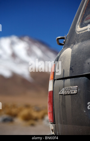 Ein 4WD Toyota Landcruiser Jeep durchquert die Wüste südlichen Altiplano in Bolivien Stockfoto