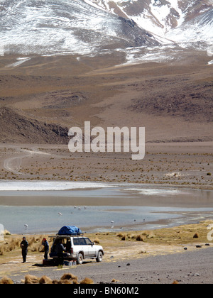 Ein 4WD Toyota Landcruiser Jeep durchquert die Wüste südlichen Altiplano in Bolivien Stockfoto