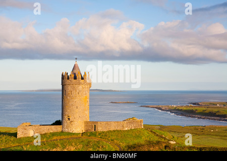 Warmen Morgensonne beleuchtet die idyllische Doonagore Castle, Doolin, Co. Clare, Irland Stockfoto