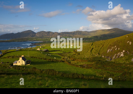 Dramatische Küstenlandschaft bei Sonnenuntergang, Beara Halbinsel, Co. Cork & Co. Kerry, Irland beleuchtet Stockfoto