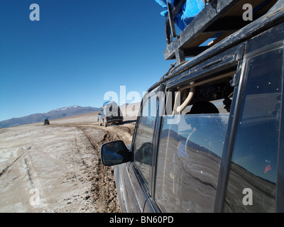 Ein 4WD Toyota Landcruiser Jeep durchquert die Wüste südlichen Altiplano in Bolivien Stockfoto