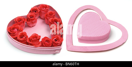 Rote Rosen im Heart-Shaped Box Stockfoto