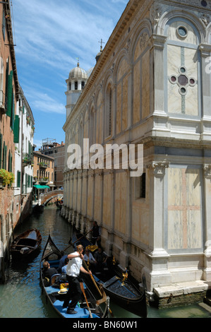 Gondel der Verhandlungen über einen schmalen Kanal von Santa Maria dei Miracoli in Cannaregio, Venedig Stockfoto