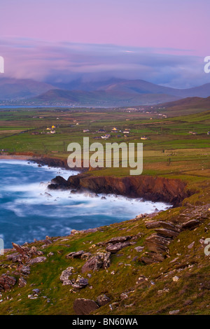 Dramatische Küstenlandschaft bei Einbruch der Dunkelheit beleuchtet, Ballyferriter Bucht, Halbinsel Dingle, County Kerry, Munster, Irland Stockfoto