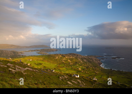 Schroffe Küstenlandschaft bei Sonnenuntergang, beleuchtet, Derrynane Bay, Iveragh-Halbinsel, Ring of Kerry, Co. Kerry, Irland Stockfoto