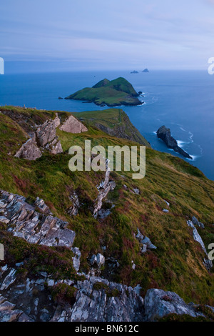 Erhöhten Blick auf die Skellig Inseln in der Abenddämmerung, County Kerry, Irland Stockfoto