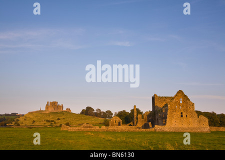 Warmes Licht erhellt Hore Abbey & The Rock of Cashel bei Sonnenuntergang, Cashel, Tipperary, die unteren Shannon, Irland Stockfoto