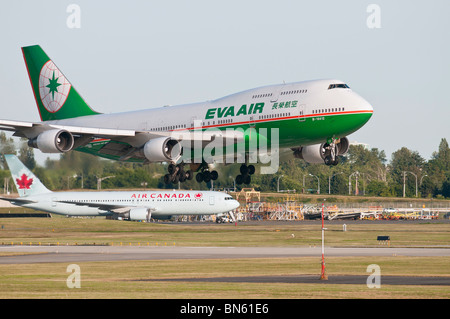 EVA Air Boeing 747 (747-400) Jet Airliner landet auf dem Flughafen Vancouver International Airport. Stockfoto