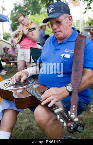 Dobro und Gitarrist Spieler, die an die Smithville Jamboree Countrymusik und Bluegrass jährlich in Tennessee. Stockfoto