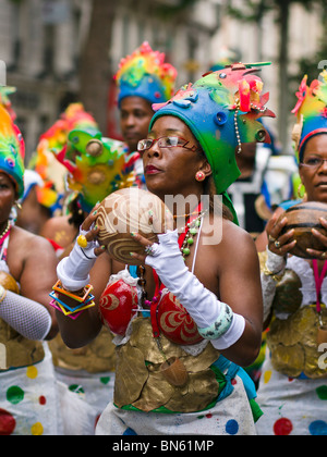 Darsteller des tropischen Karnevals 2010 marschierten in den Straßen von Paris, Frankreich Stockfoto