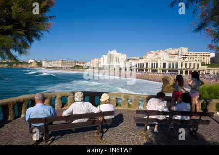 Touristen nehmen in der atemberaubenden Vista, die ist die Grande Plage Biarritz, Pyrenees Atlantiques, Aquitaine, Frankreich Stockfoto