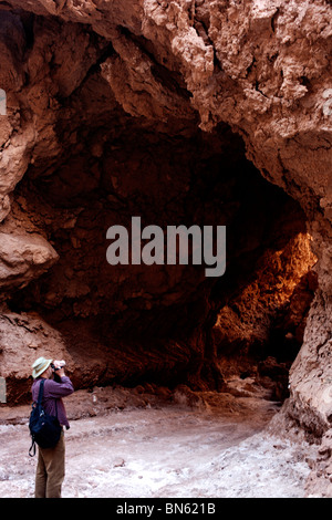 Ein Mann nimmt ein Foto in einem Canyon in Valle de Luna oder Mond-Tal in der Nähe von San Pedro de Atacama in Chile Stockfoto