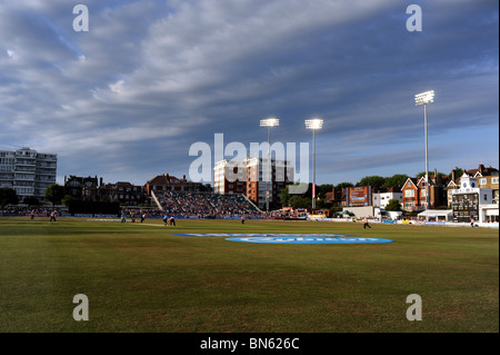 T20 20 zwanzig beleuchtete Cricket-Match in Hove County Ground in Sussex UK Stockfoto