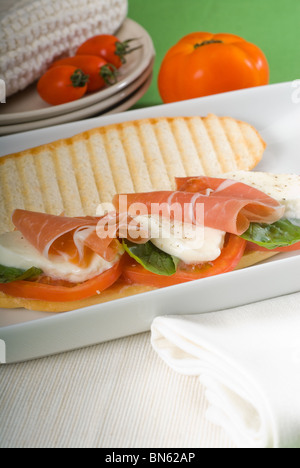 Panini-Sandwich mit frischen Caprese und Parma Schinken Stockfoto