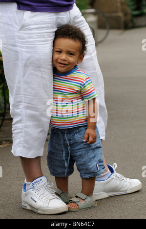 Baby Boy 12 Monate alt stand zwischen seinen Beinen, Väter Stockfoto