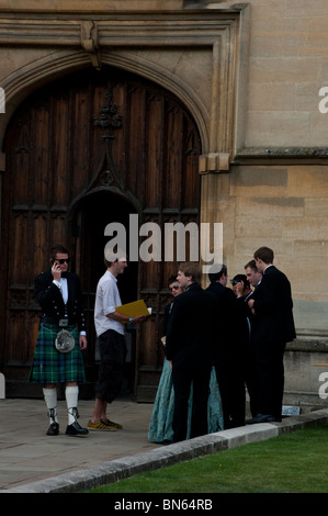 Studenten im Abendkleid versammeln sich vor den Toren des Wadham College für die College-Ball im Juni in Oxford. Stockfoto